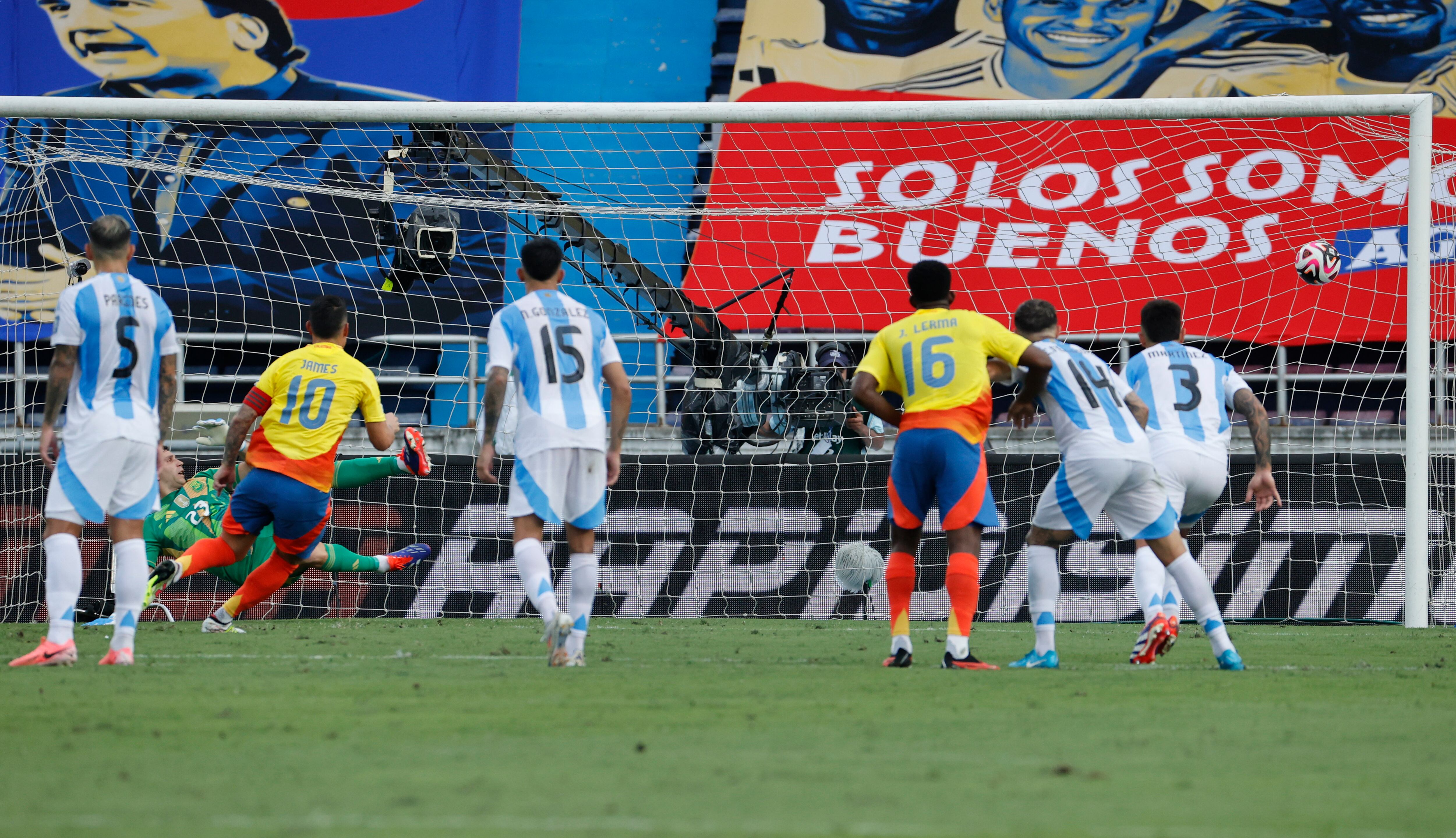 AMDEP6752. BARRANQUILLA (COLOMBIA), 10/09/2024.- James Rodríguez (i) de Colombia anota un gol de penalti contra Emiliano Martínez de Argentina este martes, en un partido de las eliminatorias sudamericanas para el Mundial de 2026 entre Colombia y Argentina en el estadio Metropolitano en Barranquilla (Colombia). EFE/ Mauricio Dueñas Castañeda