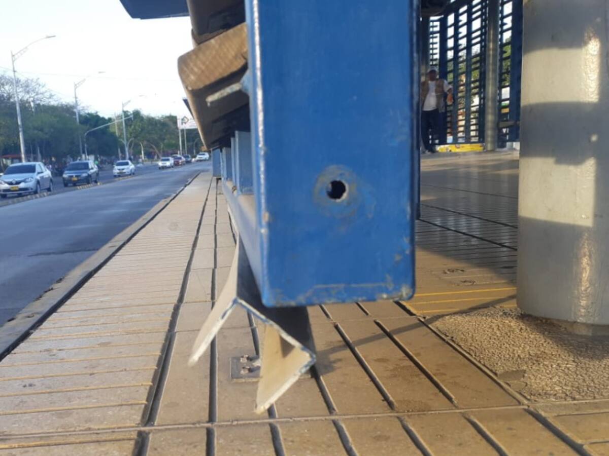 Denuncian mal estado de las puertas en estaciones de Transmetro