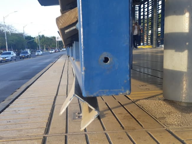 Denuncian mal estado de las puertas en estaciones de Transmetro