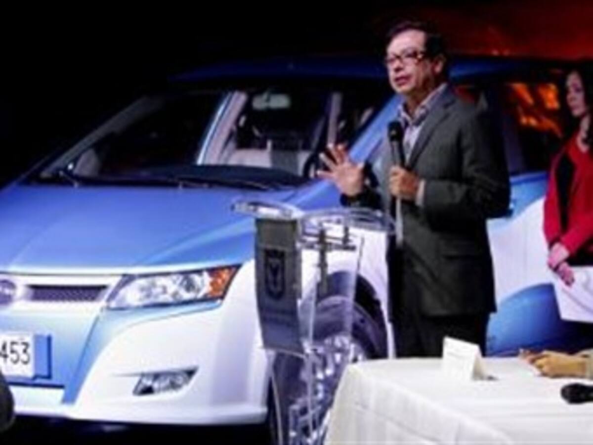 Instalarán en Bogotá 'bolardos' para cargar vehículos eléctricos