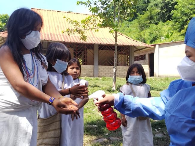 Reportan brote de COVID-19 en niños indígenas de la Sierra Nevada