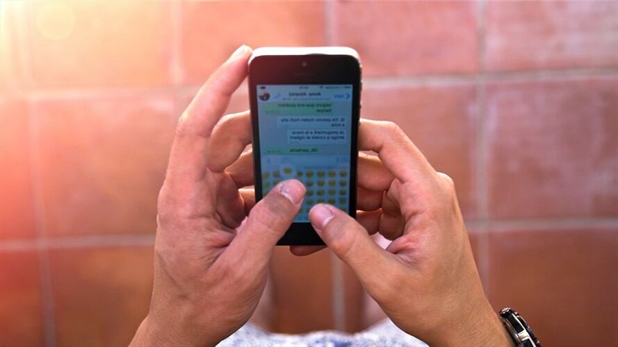 Mensajes desde el celular. Foto: Artur Debat / Getty Images