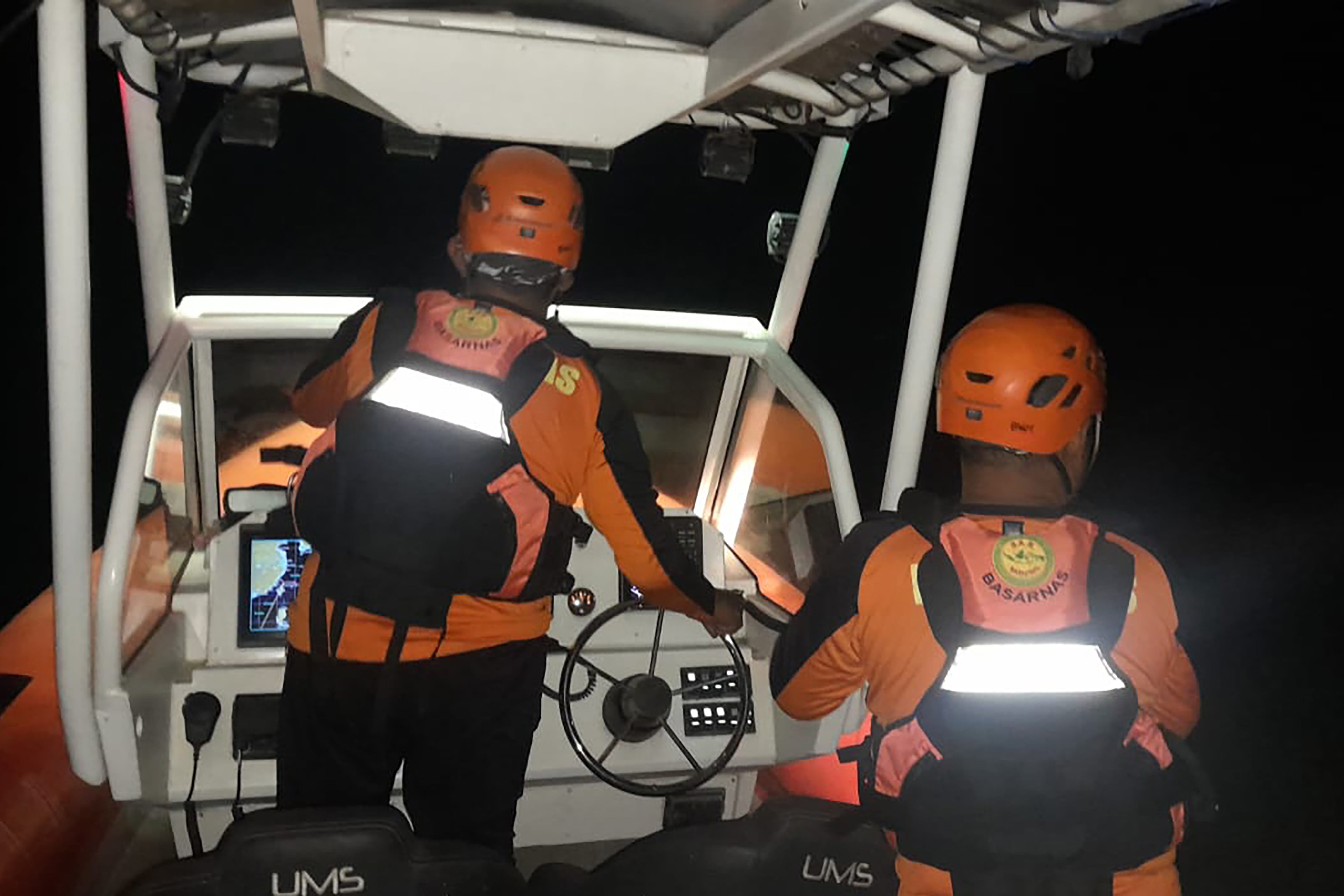 AME420. ESTRECHO DE BALI (INDONESIA), 03/07/2025.- Imagen de referencia. Fotografía cedida por la Agencia Nacional para Búsqueda y Rescate (Basarnas), de integrantes de los equipos de emergencia durante la búsqueda de al menos 61 personas desaparecidas tras el naufragio de un ferry este jueves, en el Estrecho de Bali (Indonesia). EFE/ Agencia Nacional para Búsqueda y Rescate / SOLO USO EDITORIAL/SOLO DISPONIBLE PARA ILUSTRAR LA NOTICIA QUE ACOMPAÑA (CRÉDITO OBLIGATORIO)