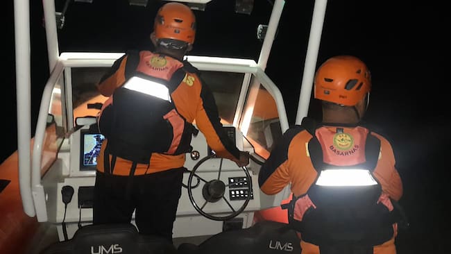 AME420. ESTRECHO DE BALI (INDONESIA), 03/07/2025.- Fotografía cedida por la Agencia Nacional para Búsqueda y Rescate (Basarnas), de integrantes de los equipos de emergencia durante la búsqueda de al menos 61 personas desaparecidas tras el naufragio de un ferry este jueves, en el Estrecho de Bali (Indonesia). EFE/ Agencia Nacional para Búsqueda y Rescate / SOLO USO EDITORIAL/SOLO DISPONIBLE PARA ILUSTRAR LA NOTICIA QUE ACOMPAÑA (CRÉDITO OBLIGATORIO)