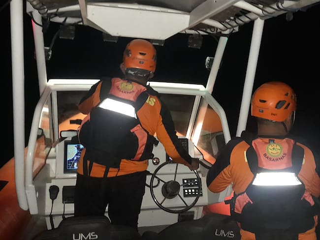 AME420. ESTRECHO DE BALI (INDONESIA), 03/07/2025.- Imagen de referencia. Fotografía cedida por la Agencia Nacional para Búsqueda y Rescate (Basarnas), de integrantes de los equipos de emergencia durante la búsqueda de al menos 61 personas desaparecidas tras el naufragio de un ferry este jueves, en el Estrecho de Bali (Indonesia). EFE/ Agencia Nacional para Búsqueda y Rescate / SOLO USO EDITORIAL/SOLO DISPONIBLE PARA ILUSTRAR LA NOTICIA QUE ACOMPAÑA (CRÉDITO OBLIGATORIO)