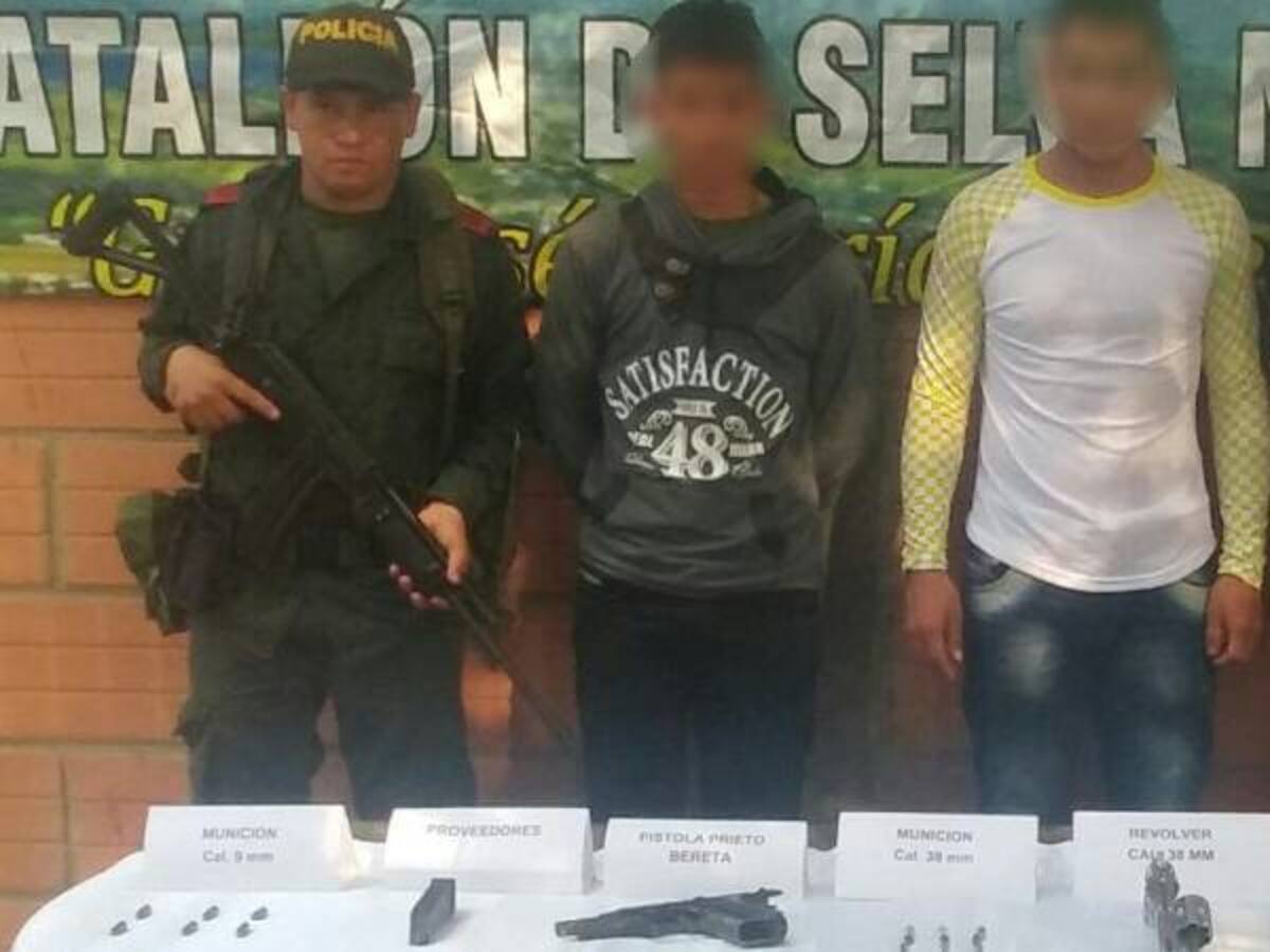 Se entregan dos guerrilleros a la policía en Miraflores