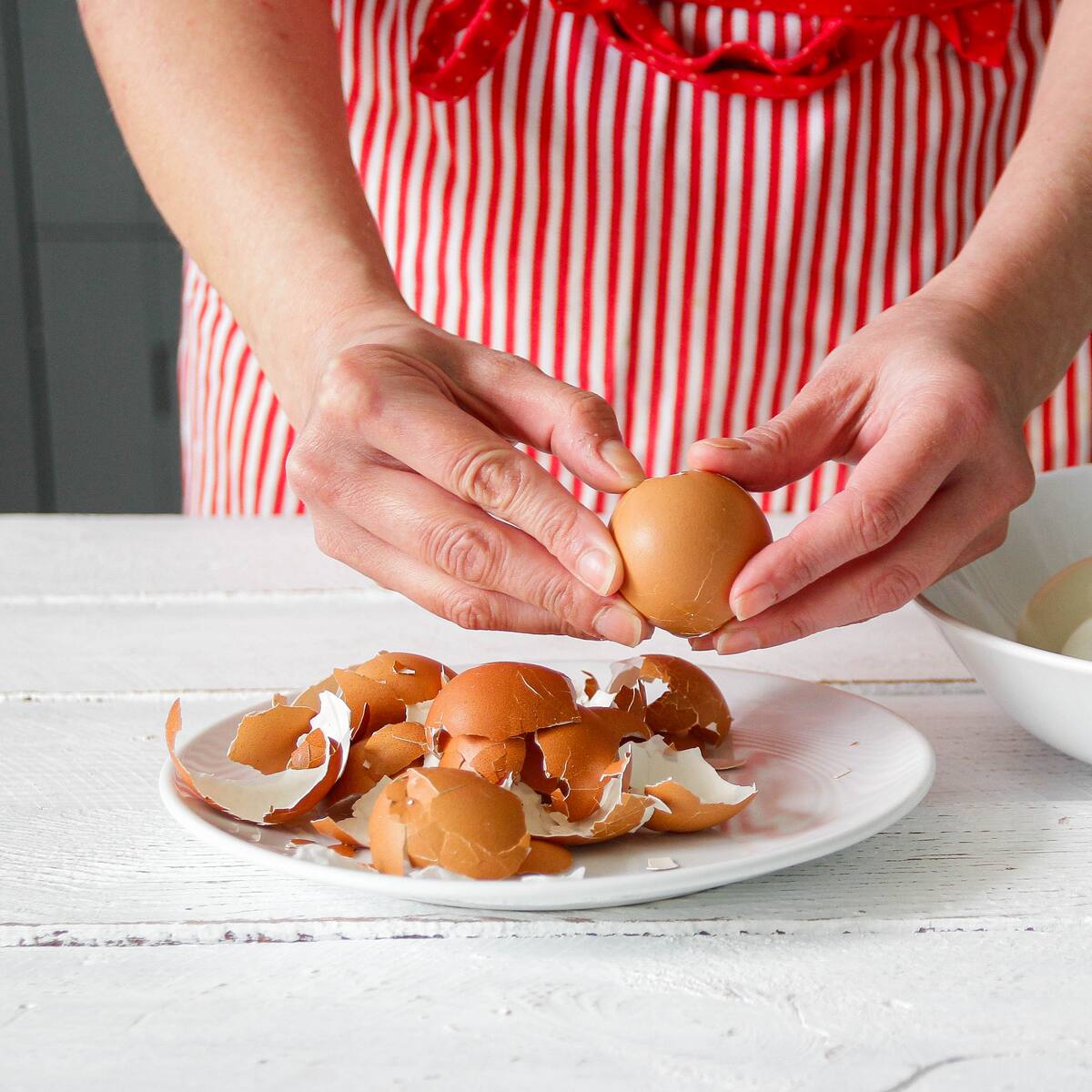 Logre el huevo duro perfecto en 3 pasos: Temperatura del agua, tiempo para la yema y cómo pelarlo