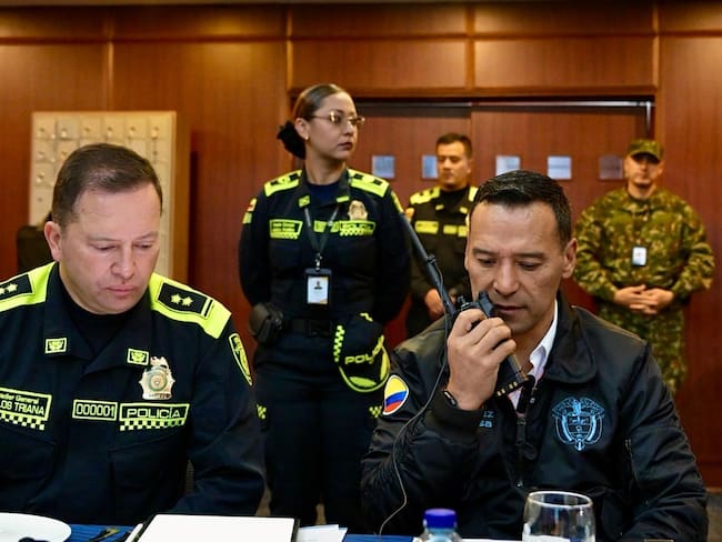 Ministro de Defensa Pedro Sánchez, se toma la sala estratégica de la Policía para hablarle a los policías de Colombia.