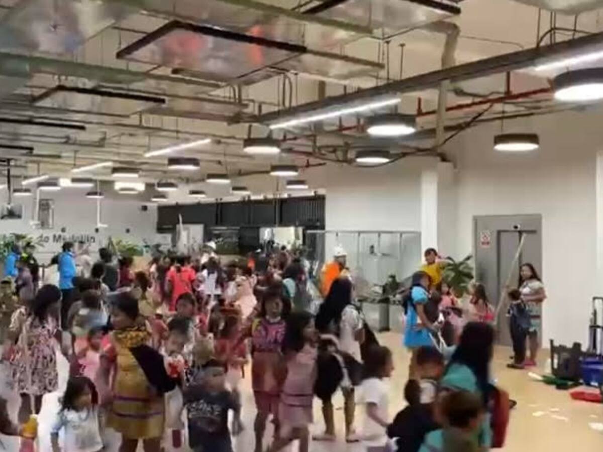 Indígenas, con más de 100 niños, ingresaron violentamente a la Alcaldía de Medellín