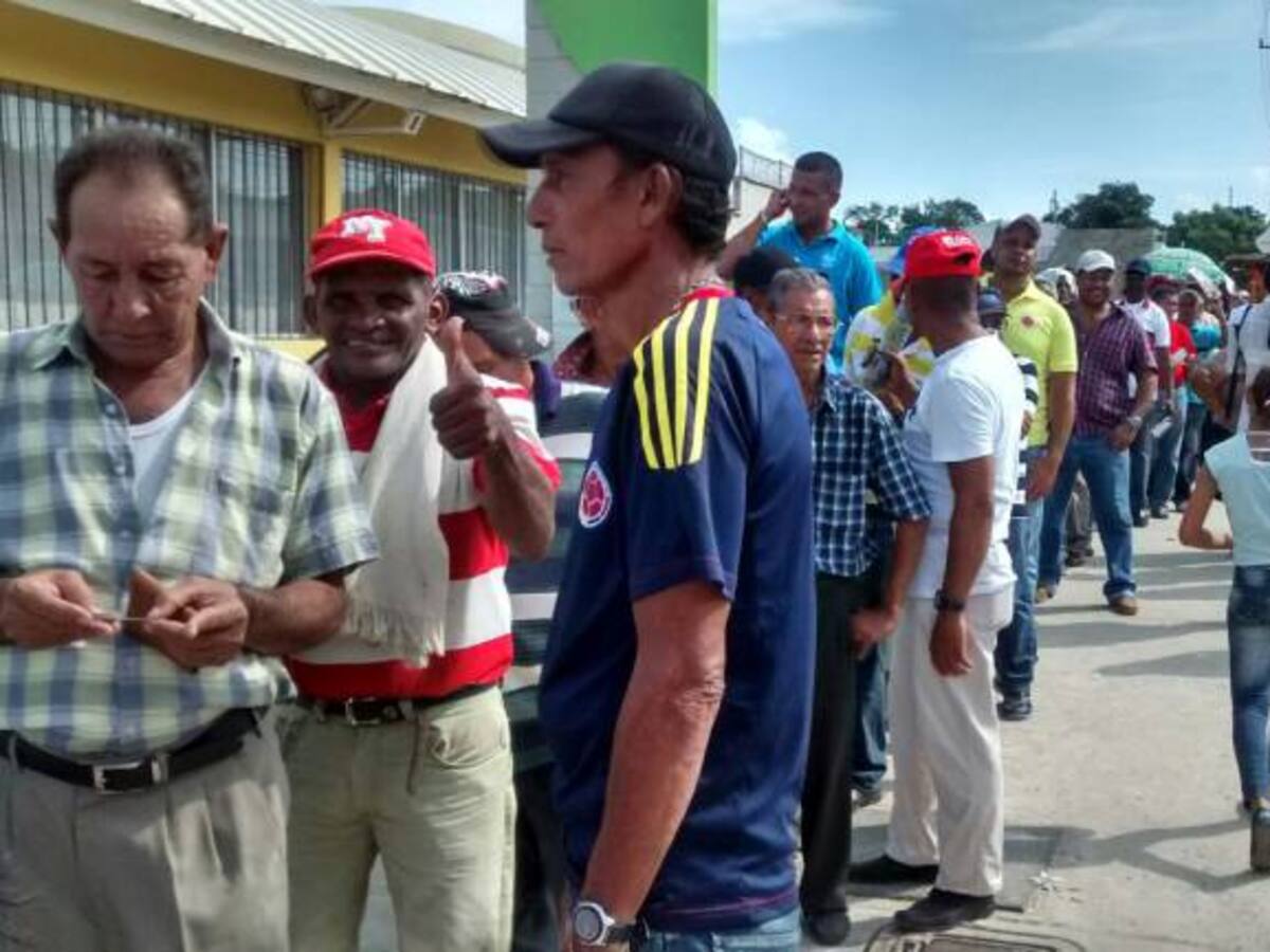 Largas filas se registran al inicio de jornada electoral