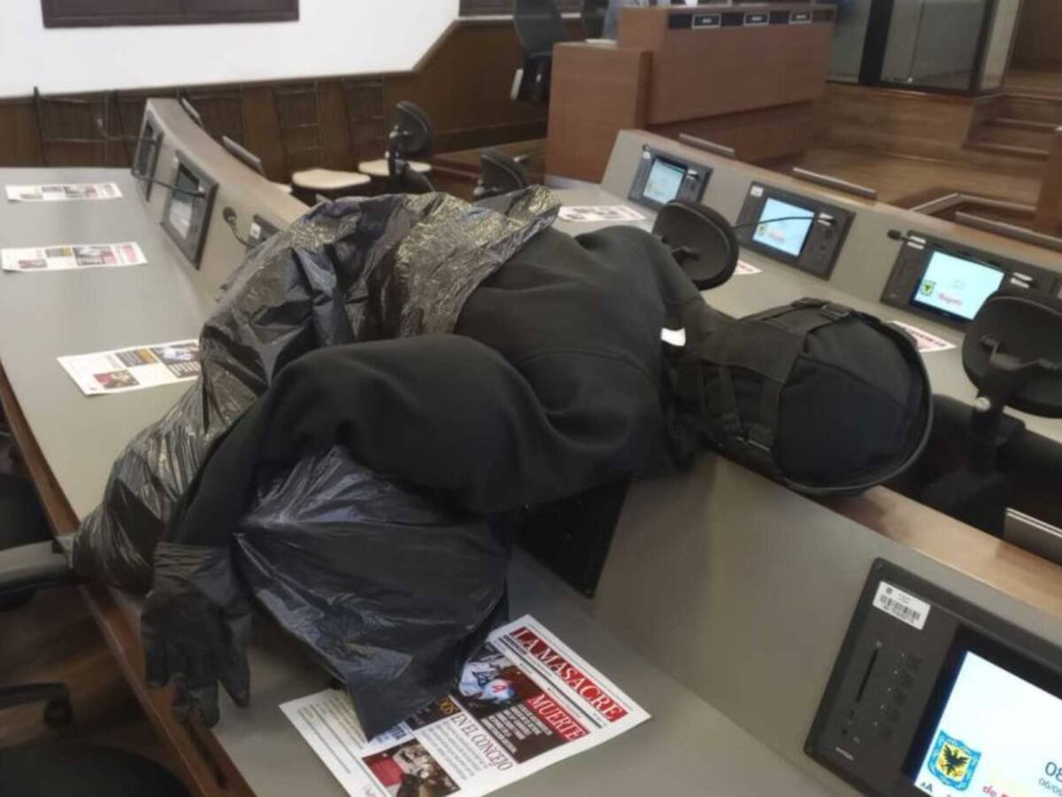 Concejal metió maniquíes en bolsas para protestar por asesinatos en Bogotá