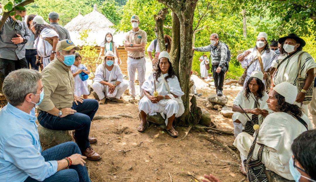 Presidente de Colombia con autoridades indígenas. 
