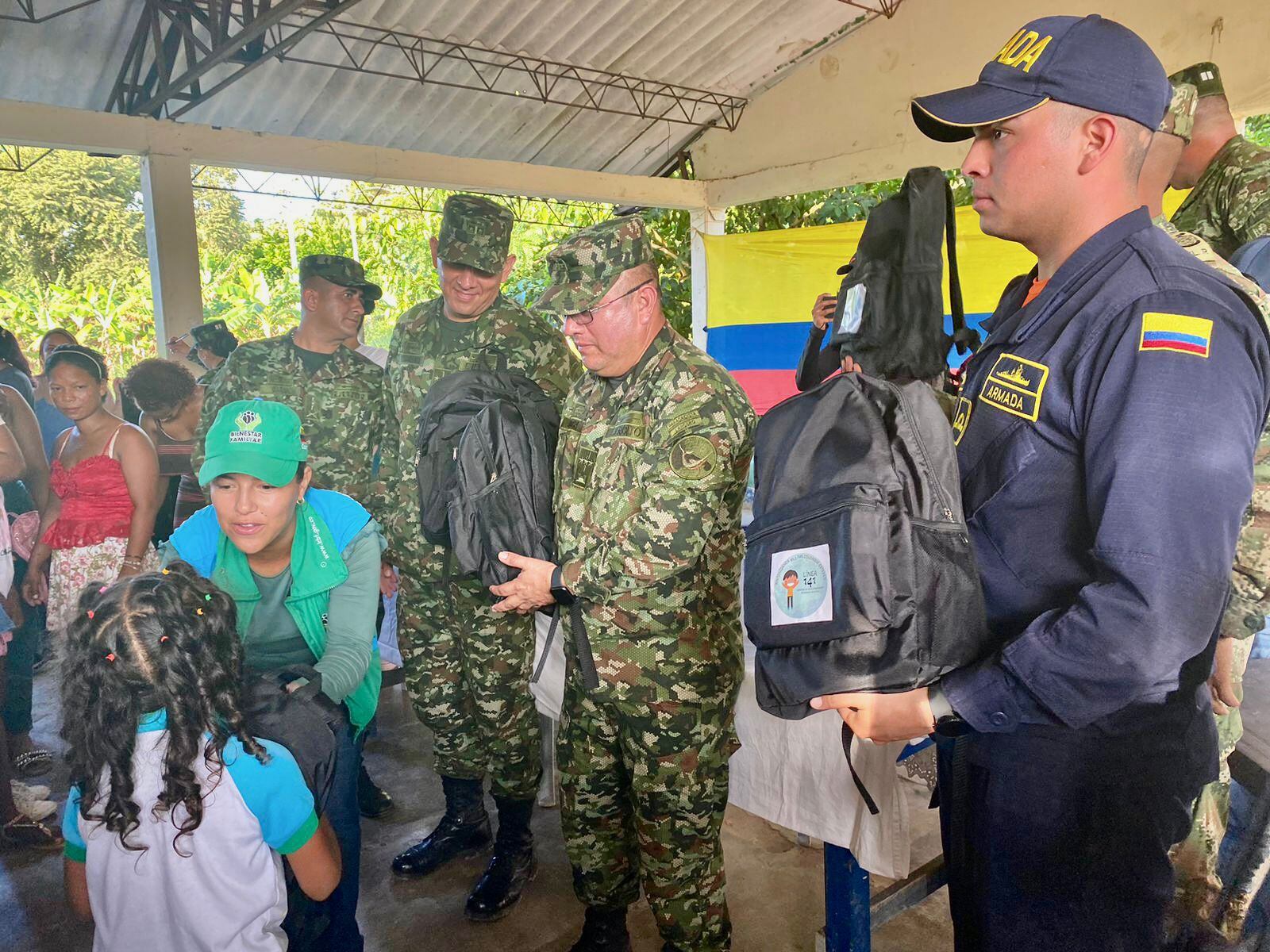 Entrega kits escolares en Necoclí. Cortesía:  Décimo Séptima Brigada del Ejército Nacional.