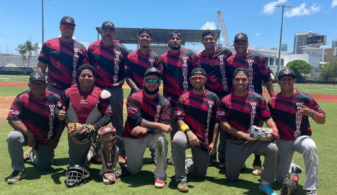 Falcao posa junto al equipo Vinotinto de Miami.