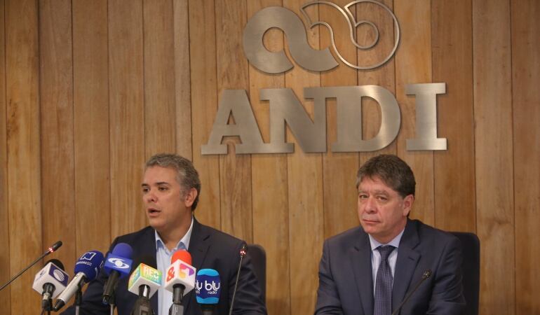 Presidente de la ANDI Bruce Mac Master e Ivan Duque