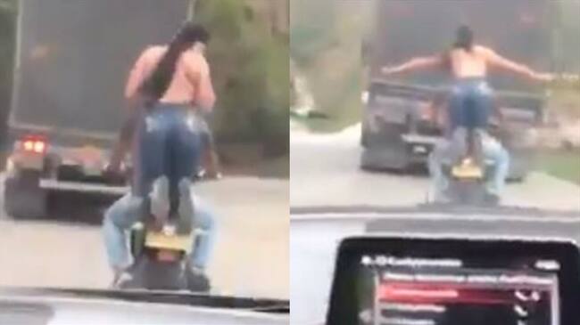 Joven viaja arrodillada sobre una moto, sin casco y hablando por celular. Foto: Captura video en Facebook