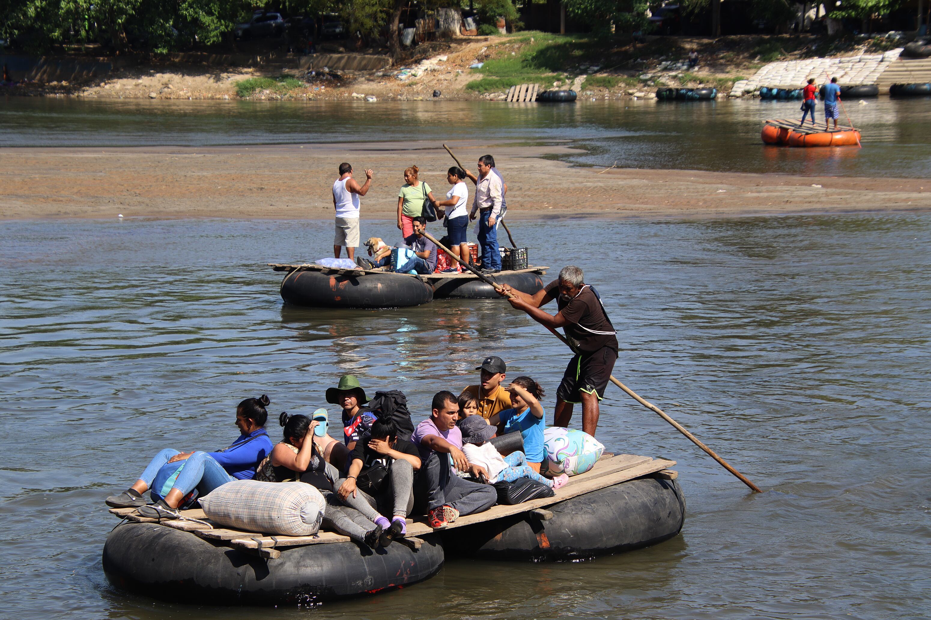 MEX3088. TAPACHULA (MÉXICO), 28/11/2023.- Migrantes cruzan el río Suchiate hoy, en el municipio de Tapachula (México). Estados de la frontera sur de México firmaron este martes un acuerdo con el Observatorio Ciudadano de Chiapas y la Asociación de Migrantes Cubanos sobre derechos humanos, migración y seguridad en el río Suchiate. EFE/Juan Manuel Blanco