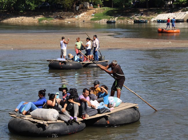 MEX3088. TAPACHULA (MÉXICO), 28/11/2023.- Migrantes cruzan el río Suchiate hoy, en el municipio de Tapachula (México). Estados de la frontera sur de México firmaron este martes un acuerdo con el Observatorio Ciudadano de Chiapas y la Asociación de Migrantes Cubanos sobre derechos humanos, migración y seguridad en el río Suchiate. EFE/Juan Manuel Blanco