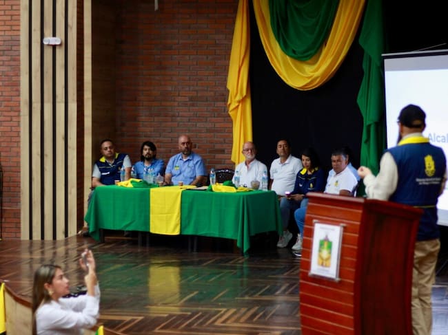 Carlos Carrillo, director de la UNGRD, visitó Supía para conocer las conocer las consecuencias que dejaron la temporada de lluvias en el municipio. Foto: Gobernación de caldas.