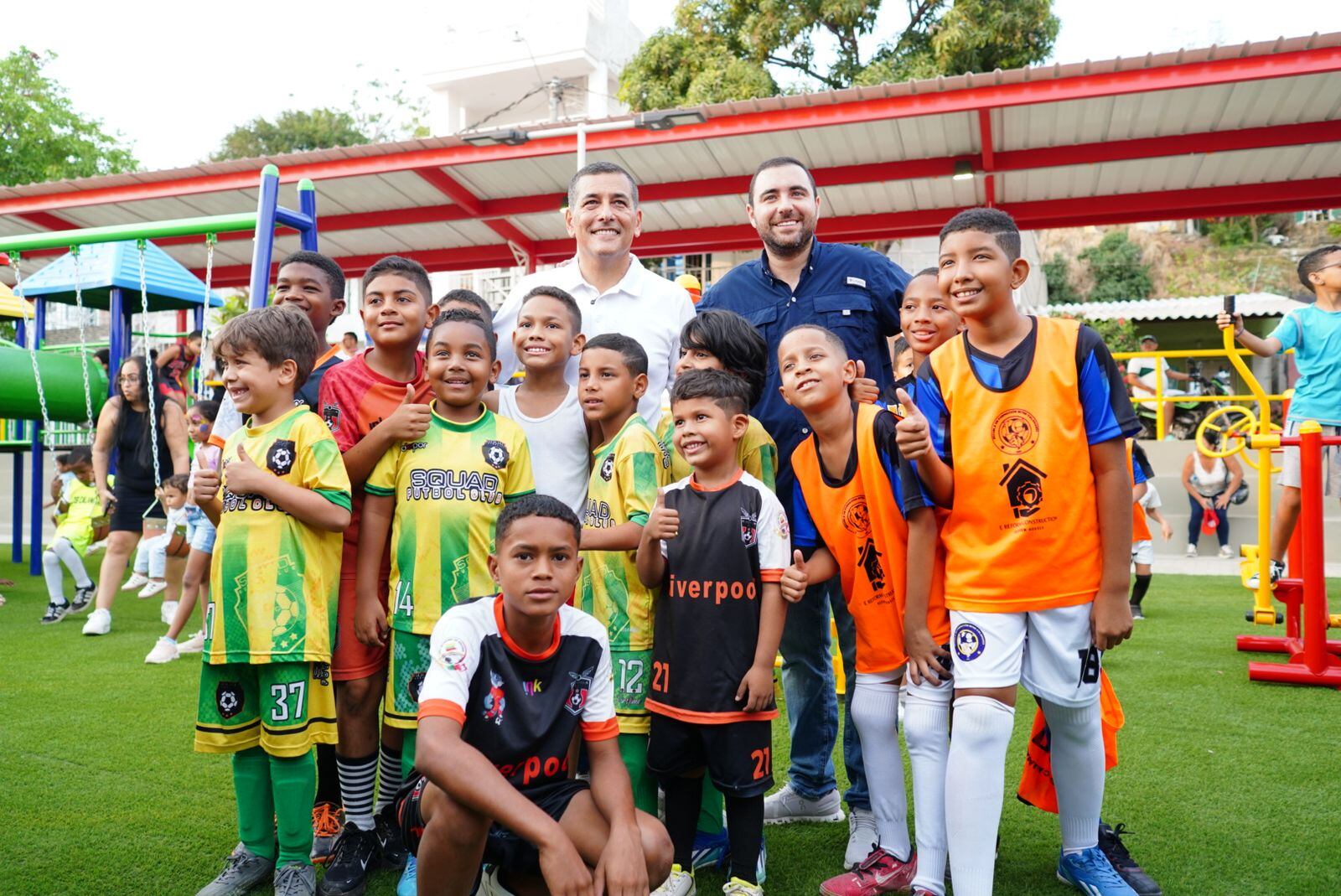 Nuevo parque infantil y ‘picaíto’ en la renovada cancha de Los Calamares