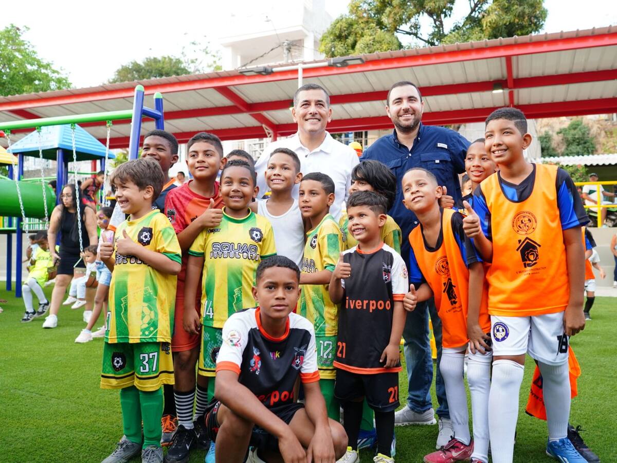 Nuevo parque infantil y ‘picaíto’ en la renovada cancha de Los Calamares