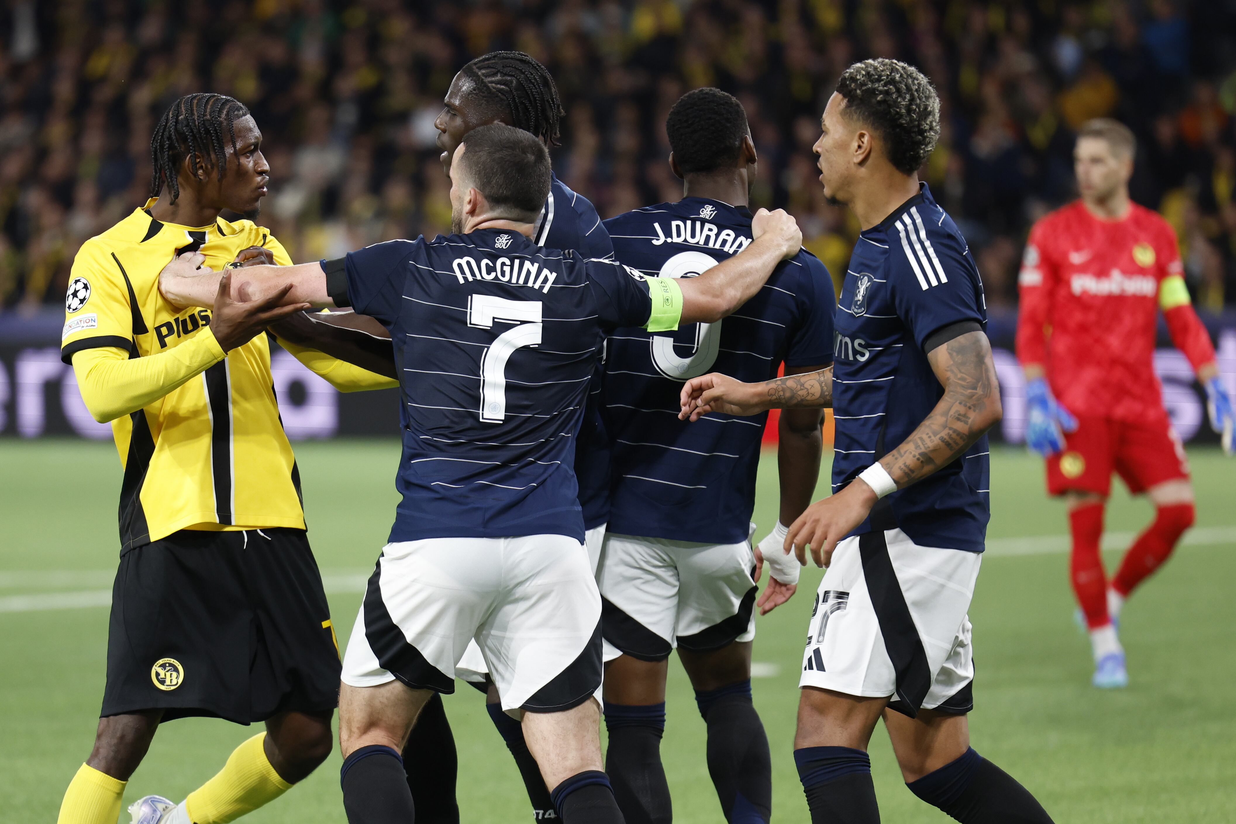 Bern (Switzerland Schweiz Suisse), 17/09/2024.- YB's Joel Monteiro, left, argues with Aston Villa's John McGinn, Amadou Onana and Jhon Duran after Aston Villa's Jhon Duran during the UEFA Champions League soccer match between BSC Young Boys and Aston Villa FC, at the Wankdorf stadium in Bern, Switzerland, 17 September 2024. (Liga de Campeones, Suiza) EFE/EPA/PETER KLAUNZER