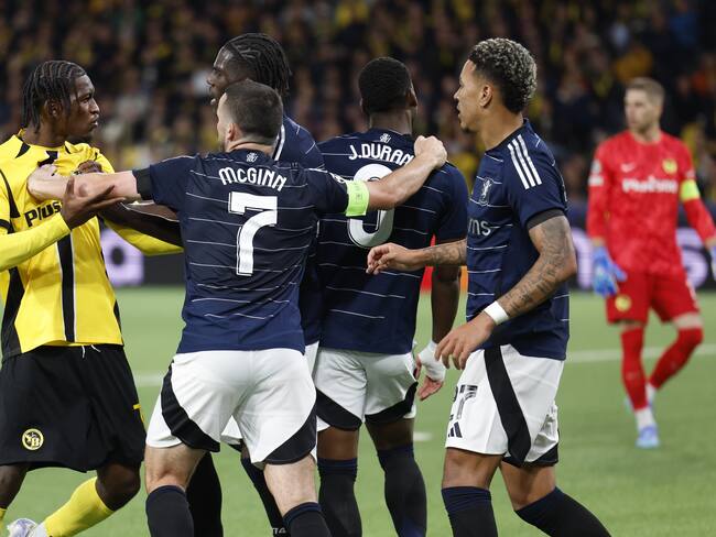 Bern (Switzerland Schweiz Suisse), 17/09/2024.- YB's Joel Monteiro, left, argues with Aston Villa's John McGinn, Amadou Onana and Jhon Duran after Aston Villa's Jhon Duran during the UEFA Champions League soccer match between BSC Young Boys and Aston Villa FC, at the Wankdorf stadium in Bern, Switzerland, 17 September 2024. (Liga de Campeones, Suiza) EFE/EPA/PETER KLAUNZER