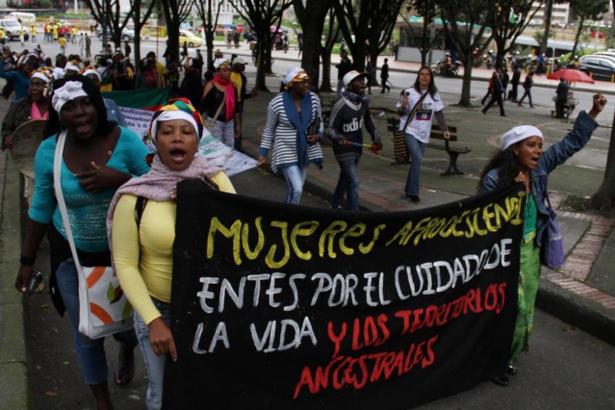 Recorrieron a pie desde el Cauca y llegaron a Bogotá exigiendo que pare la mineria ilegal porque contamina los rios y el habitad de su región.