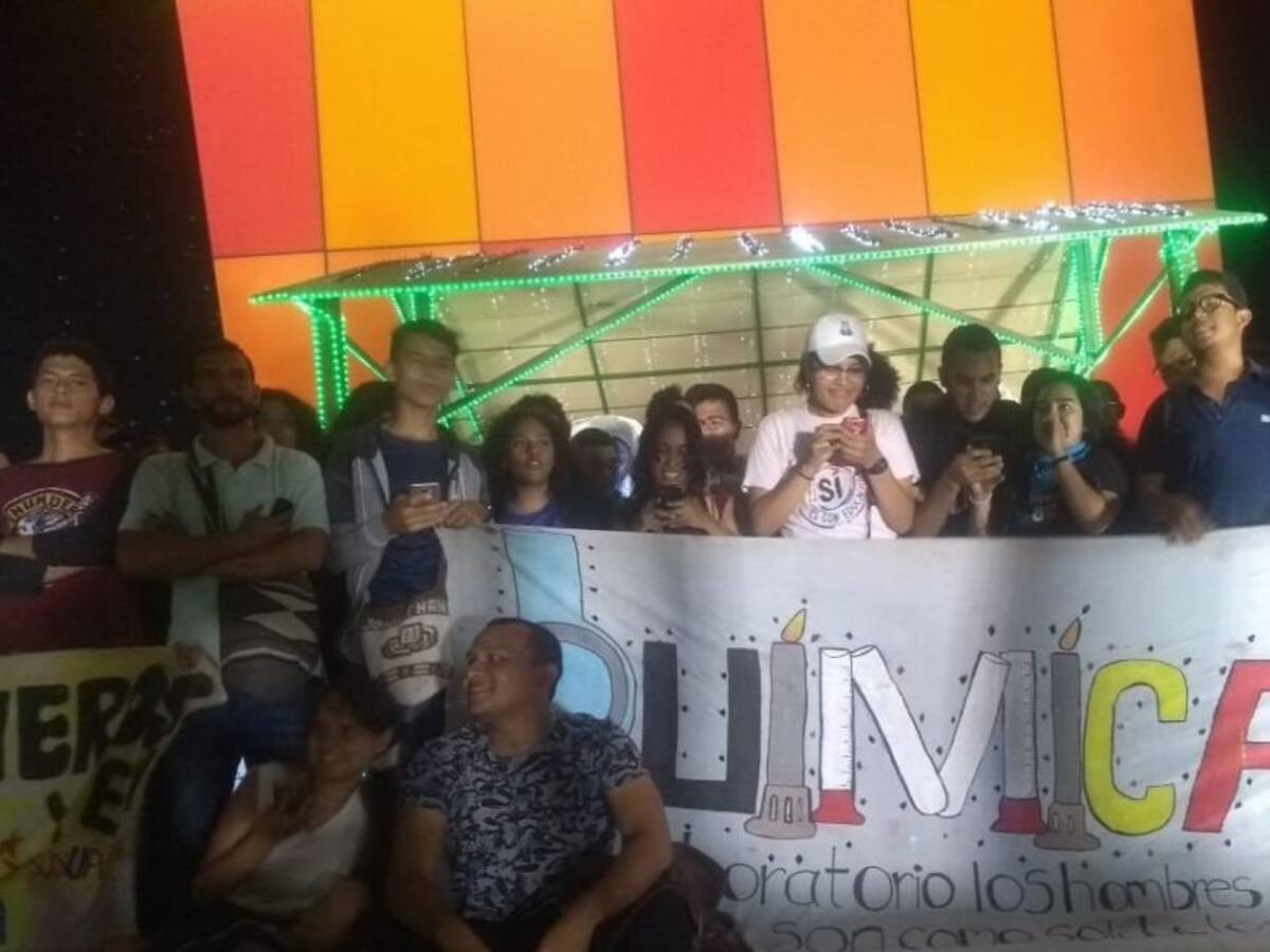 Estudiantes de la Uniatlántico se toman el monumento ‘La Ventana al Mundo’