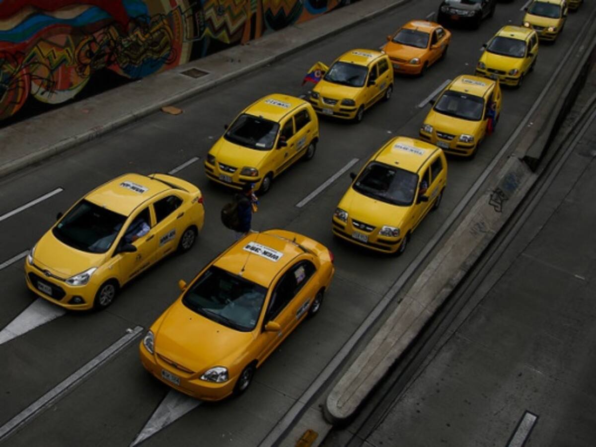 Inmovilizan nueve vehículos en Bogotá en medio de protestas de taxistas