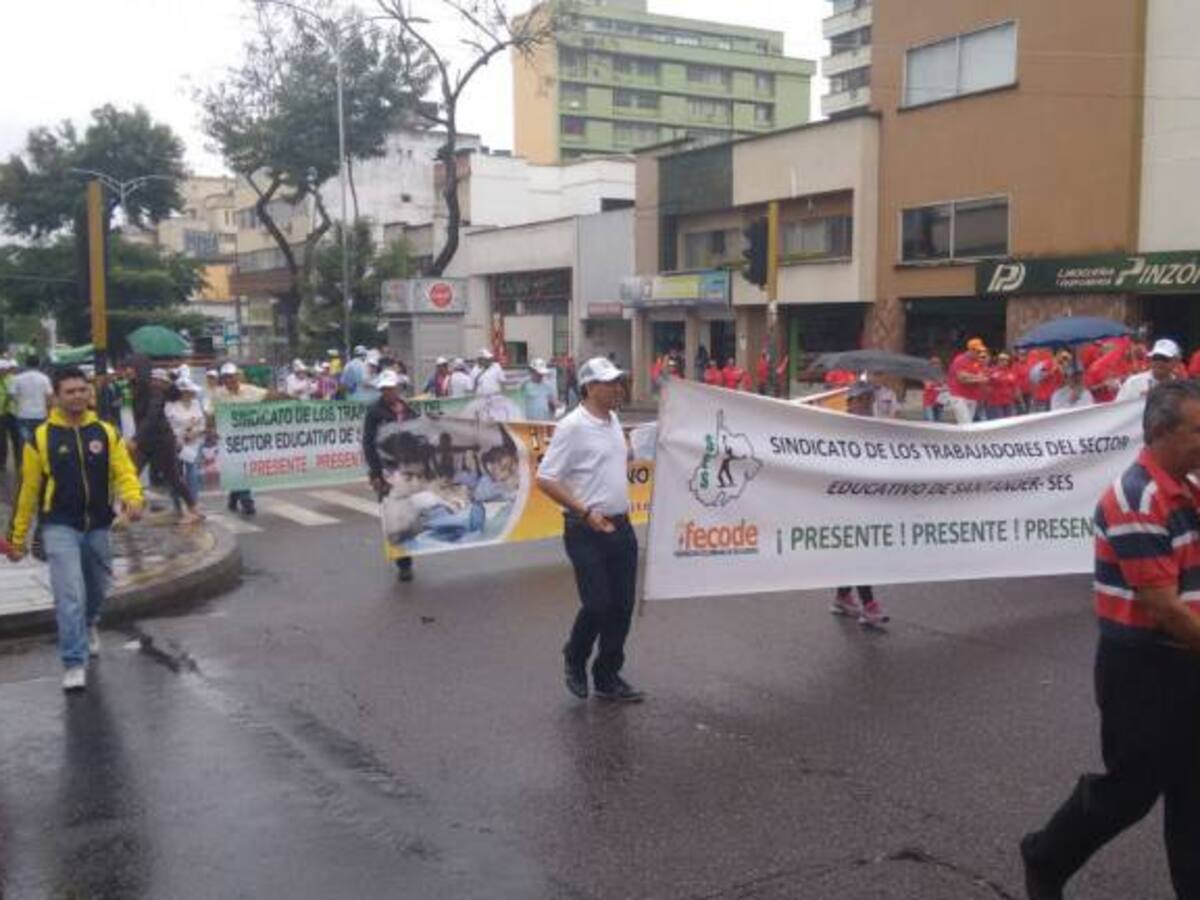 Bajo la lluvia marcharon trabajadores en Bucaramanga