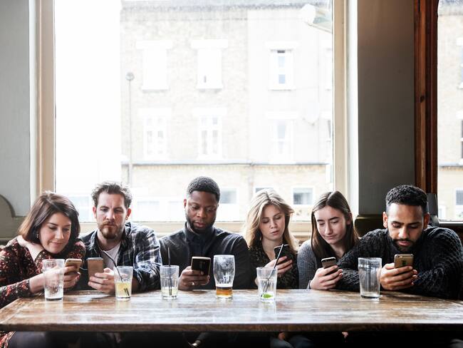 ¿Adicción a los celulares estaría llevando al ser humano a una “podredumbre cerebral”? Experto habla