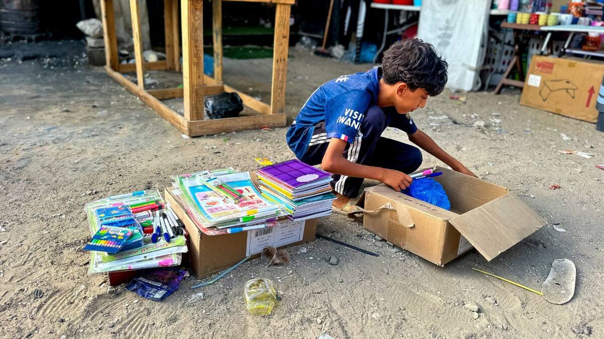Los niños gazatíes regresan a unas aulas con pocos pupitres y aún bajo ataques israelíes