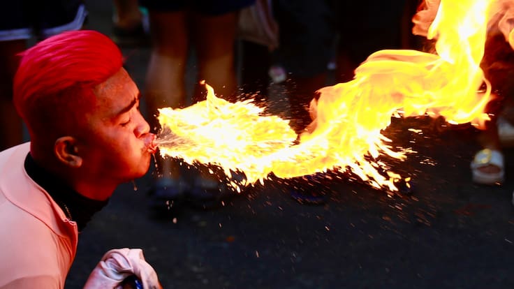 -FOTODELDÍA- MANILA (FILIPINAS), 10/02/2024.- Un artista filipino participa en las celebraciones del Año Nuevo Chino 2024, que este año está regido por el Dragón, en Manila, Filipinas, este sábado. EFE/ Francis R. Malasig
