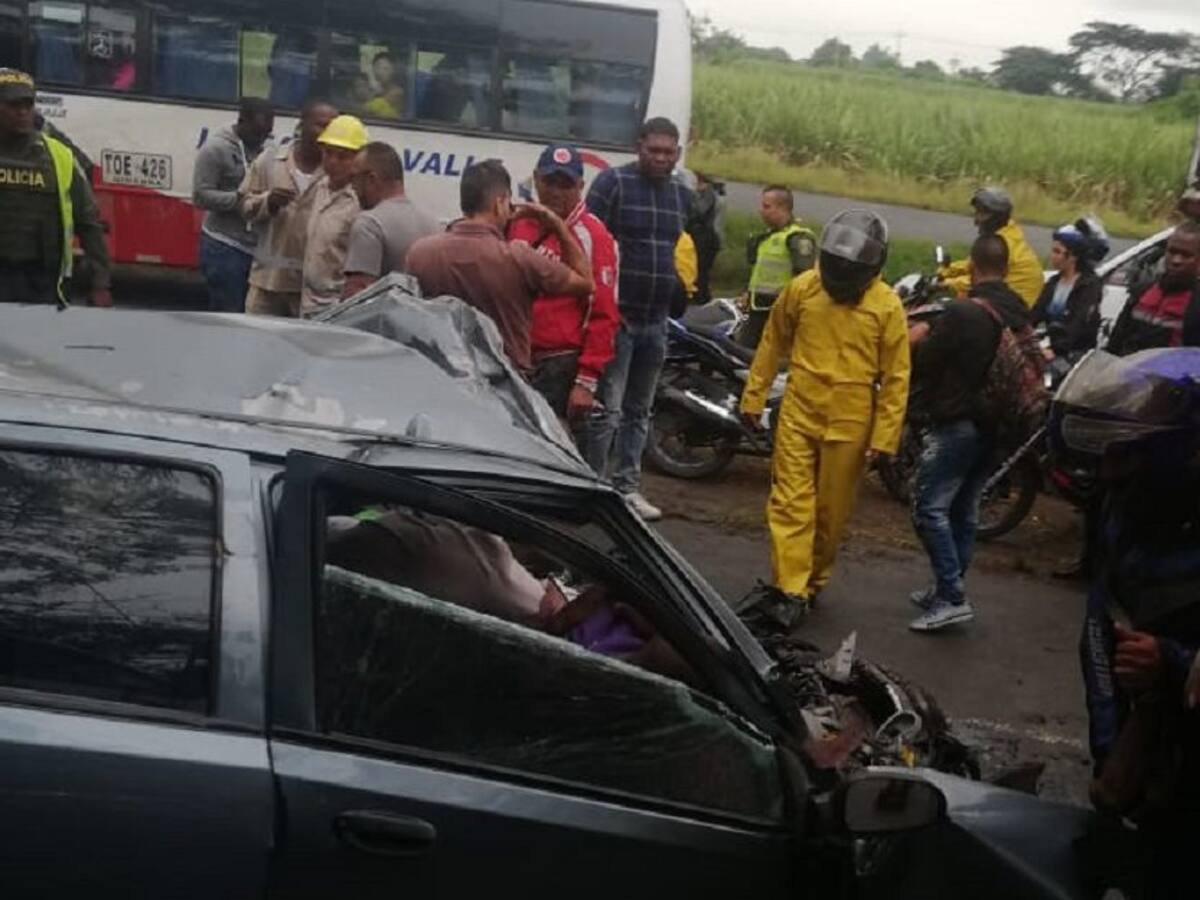 Cuatro muertos, un herido deja colisión de automóvil y volqueta