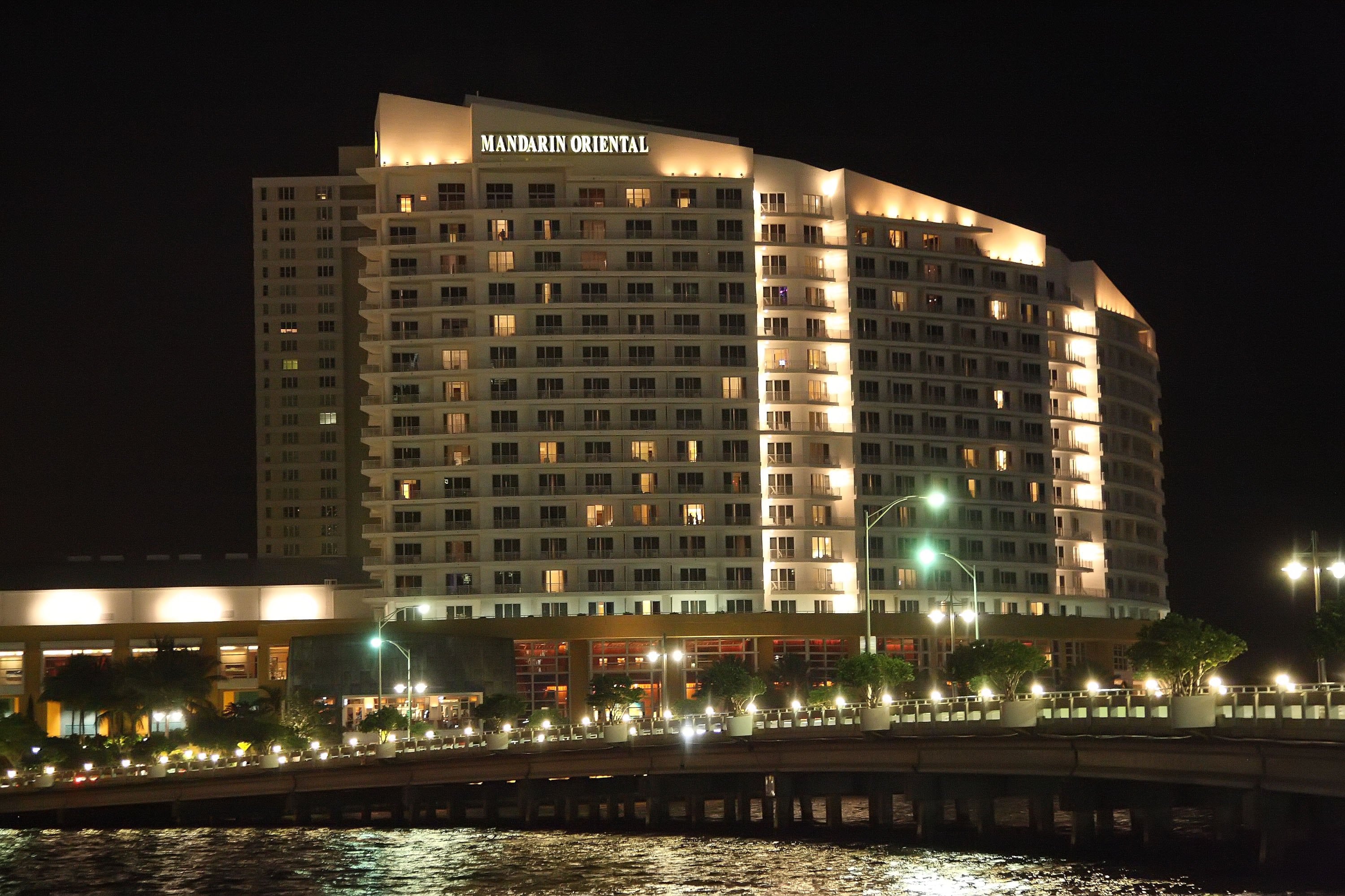 El icónico hotel Mandarin Oriental de Miami es demolido tras 25 años en pie (Photo by Troy Rizzo/Getty Images)
