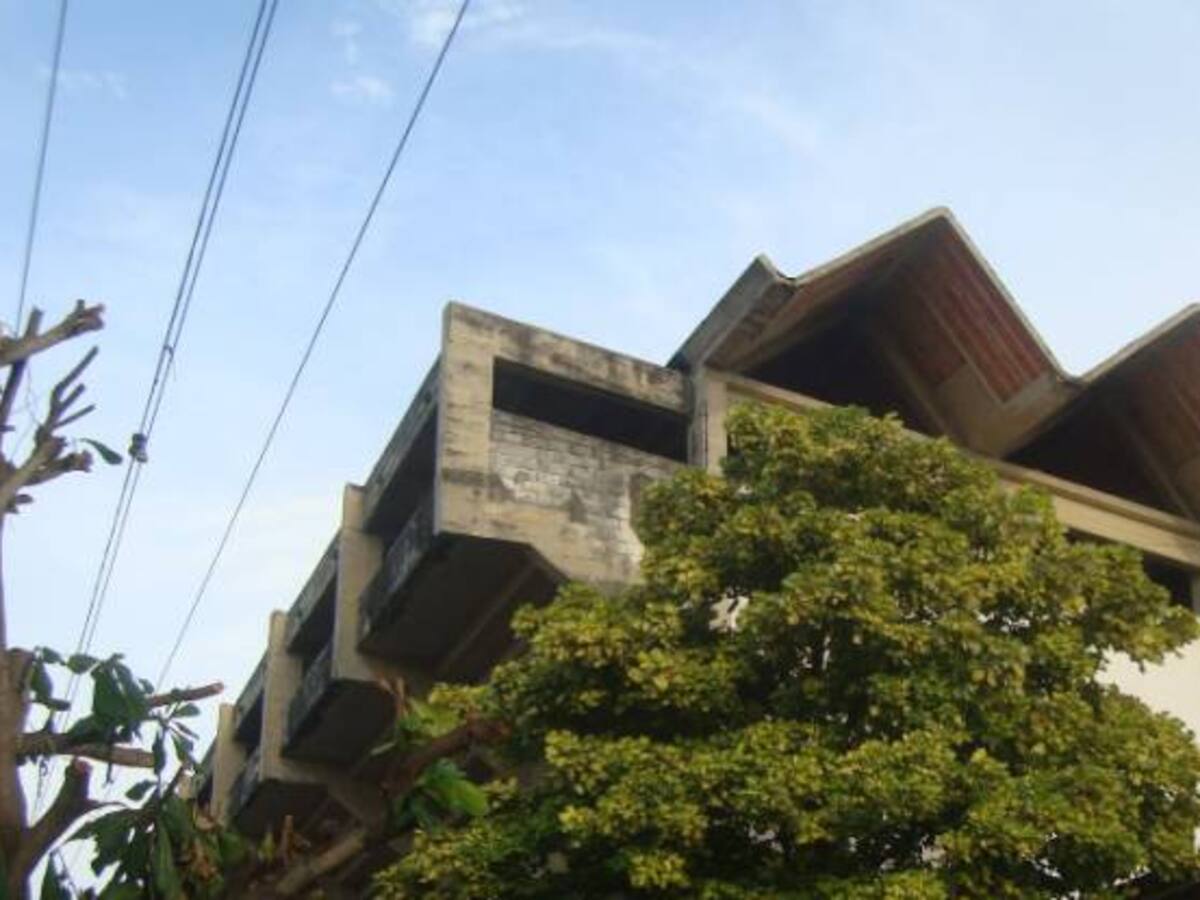 Por implosión de coliseo en Barranquilla suspensión de energía y cierre de vías