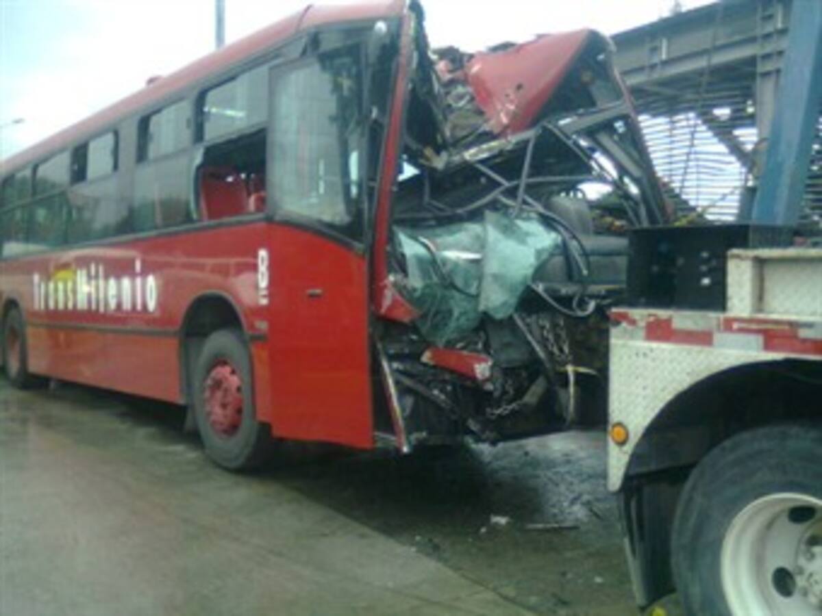 Accidente de bus de Transmilenio en el norte de Bogotá deja 17 heridos