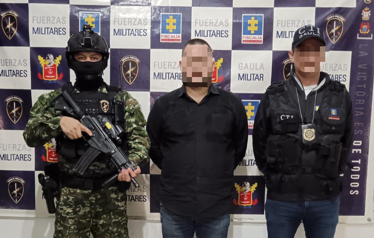 Hombre capturado en Los Patios por extorsión. Foto: Cortesía para Caracol Ejército Nacional.