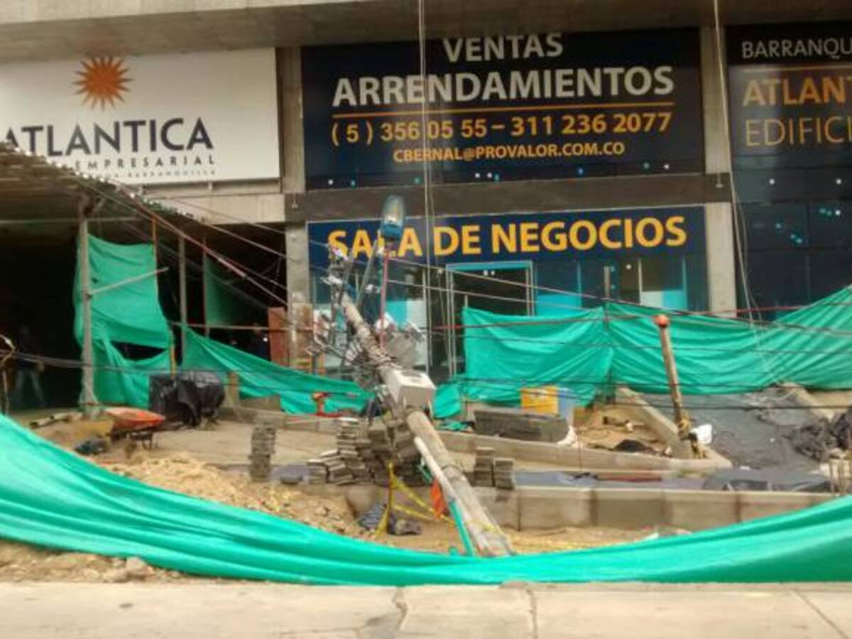 Caída de cuatro postes de energía provoca apagón al norte de Barranquilla