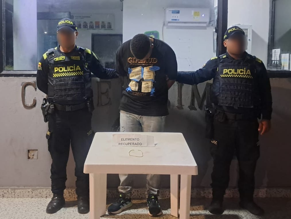 En una rápida reacción, las patrullas de vigilancia lograron interceptarlo cuadras más adelante, logrando su detención