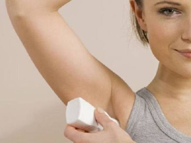 Adiós a las manchas oscuras de las axilas