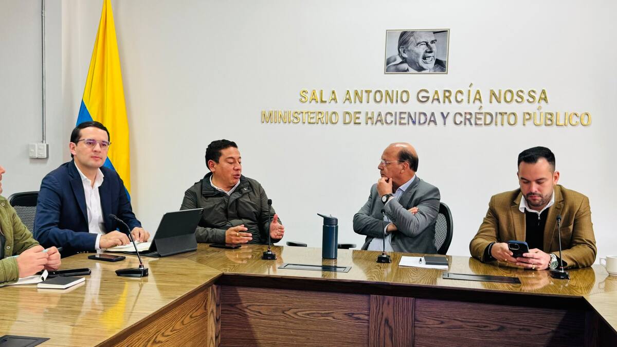 El ministro de Minas, Edwin Palma, se suma a las negociaciones con los mineros que bloquean en Paipa