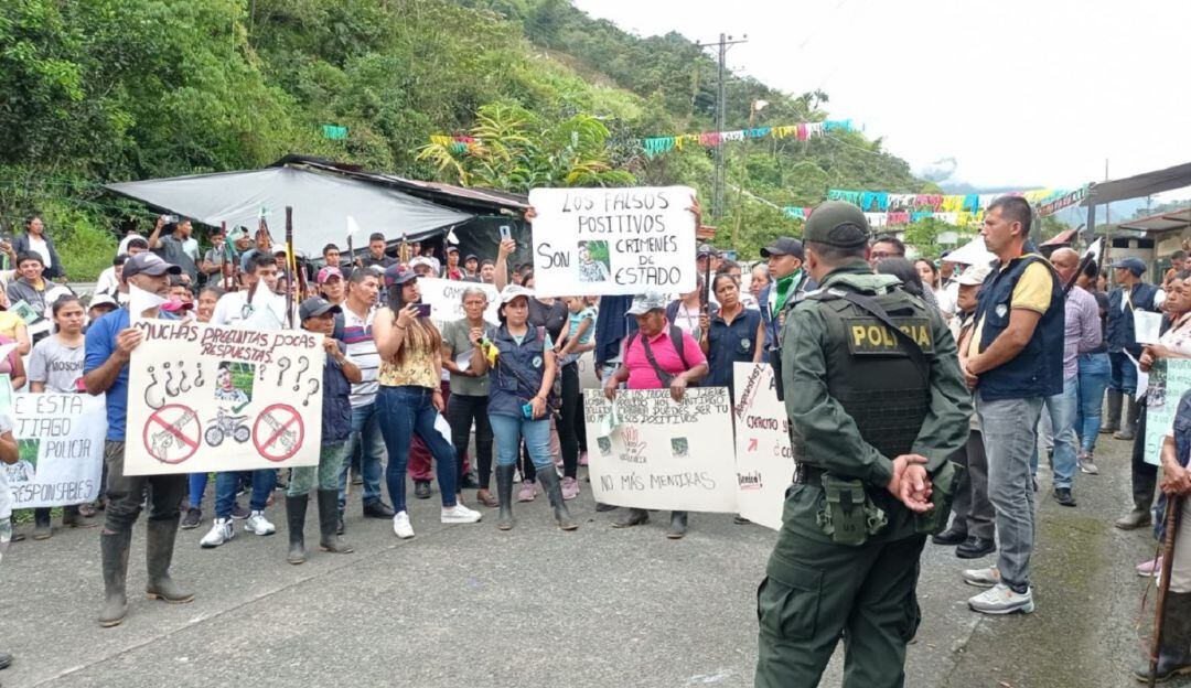 Por varios días la comunidad protestó en la vía al mar exigiendo que se dé a conocer el paradero del joven