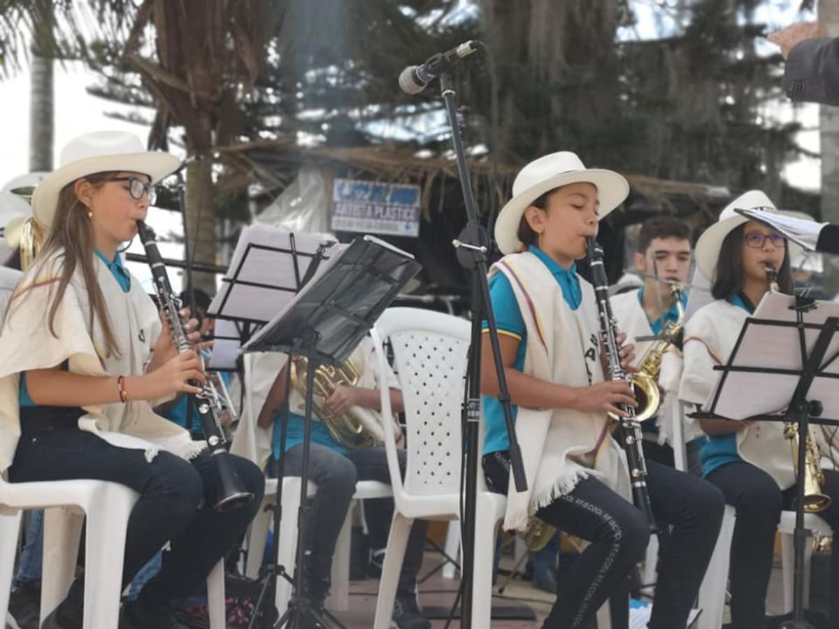 Las autoridades políticas, administrativas y militares del Quindío participaron de los actos protocolarios en el que se honró la memoria de los próceres de la patria como Simón Bolívar que pasó por el municipio de Salento, Quindío