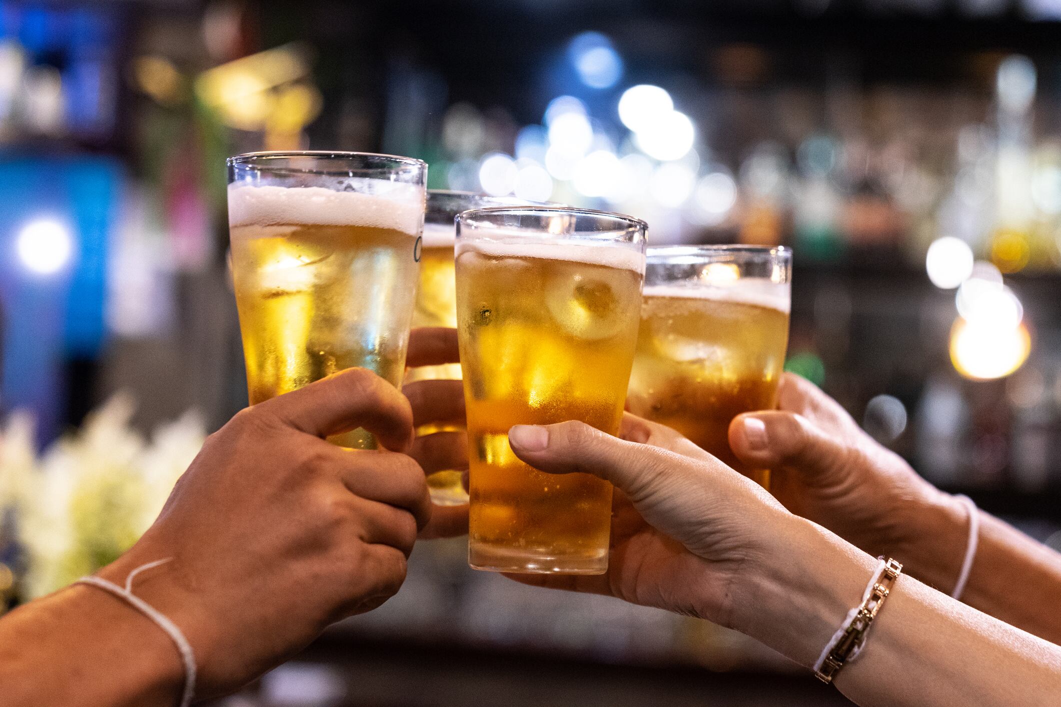 Grupo de amigos tomando cerveza (Foto vía Getty Images)