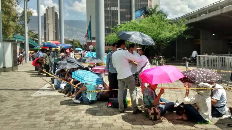 Fila de asistentes para ver la conferencia de 'Pepe' Mujica en Medellín