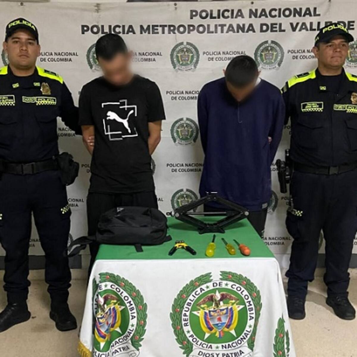 Capturan dos hombres que pretendían huir por los techos de varias casas que habían robado