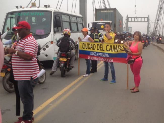 En vía Cali-Candelaria habitantes de Ciudad del Campo protestan por mal estado de carretera
