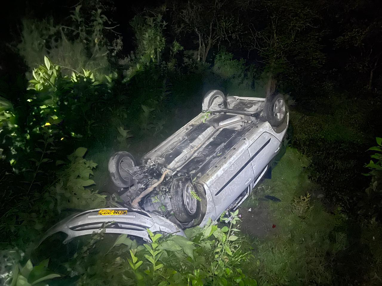 Así quedó el automóvil de marca Hyundai luego de rodar por un abismo de 60 metros. Foto: Cuerpo Voluntario de Bomberos de Aranzazu.